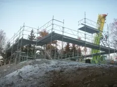 Byggställning på betongstomme i vinterförhållanden