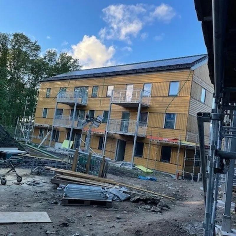 Flerbostadshus Falkenberg med träfasad och solpaneler under byggnation