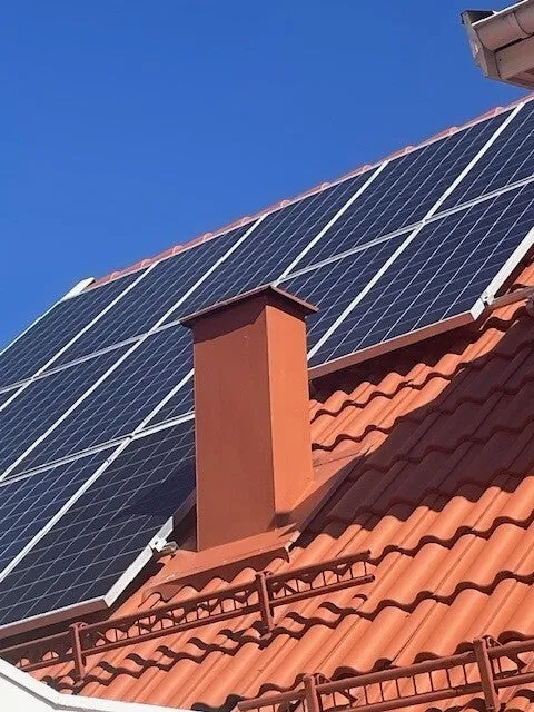 Solpaneler installerade på tegeltak