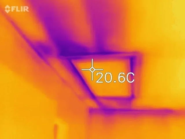 FLIR värmekamerabild som visar värmeläckage vid vindslucka